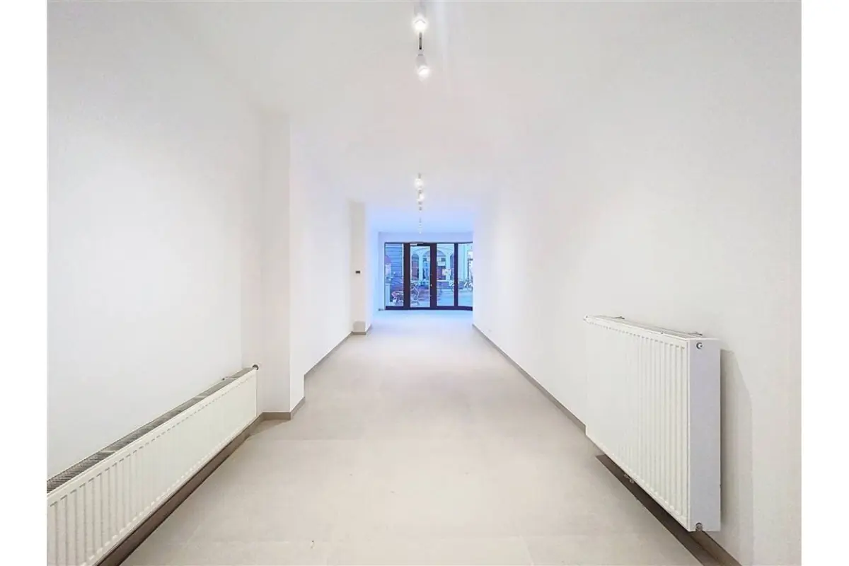 Handelszaak te  huur in Ukkel 1180 2300.00€  slaapkamers m² - Zoekertje 685392