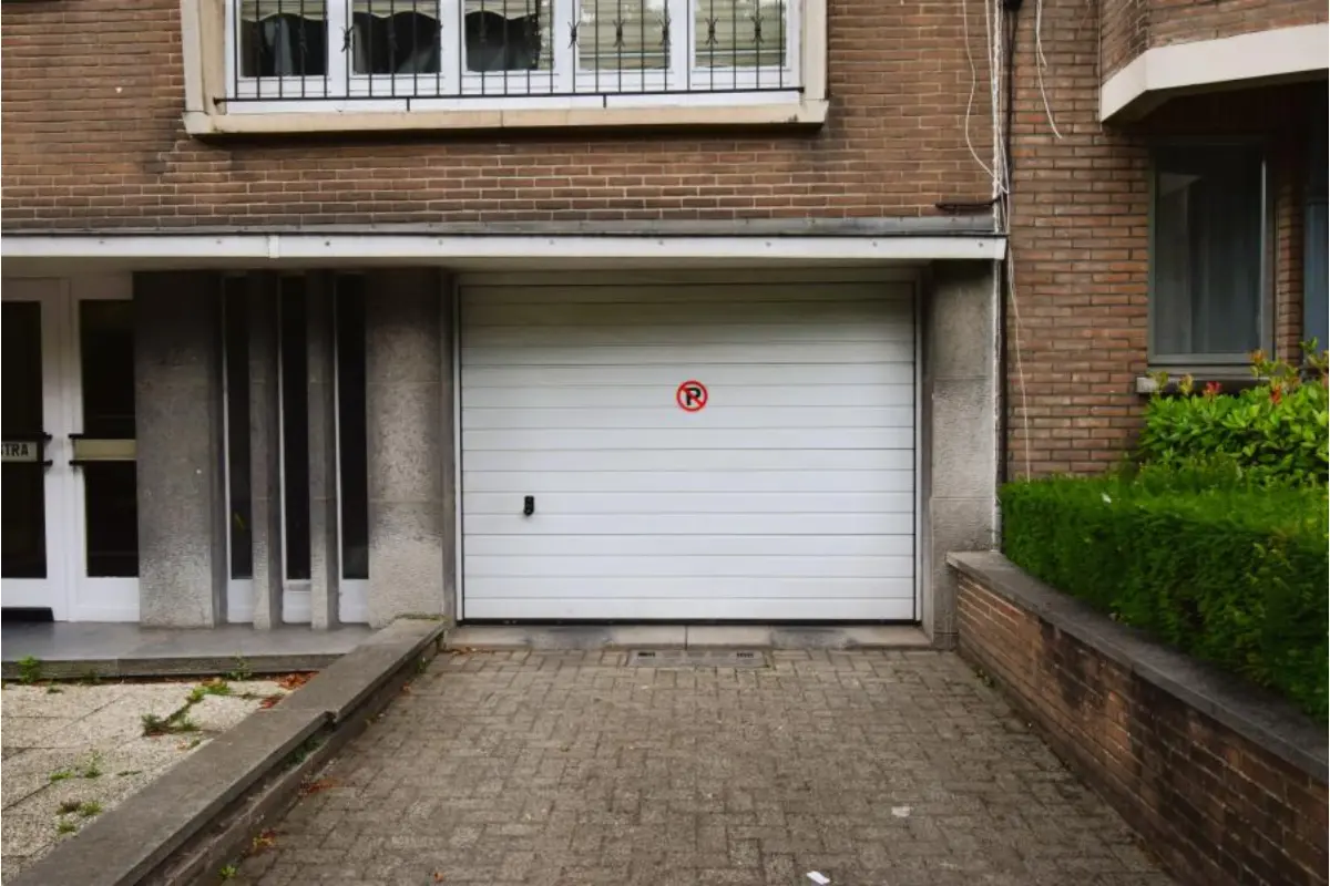 Parking & garage te  koop in Sint-Jans-Molenbeek 1080 24000.00€  slaapkamers m² - Zoekertje 690229