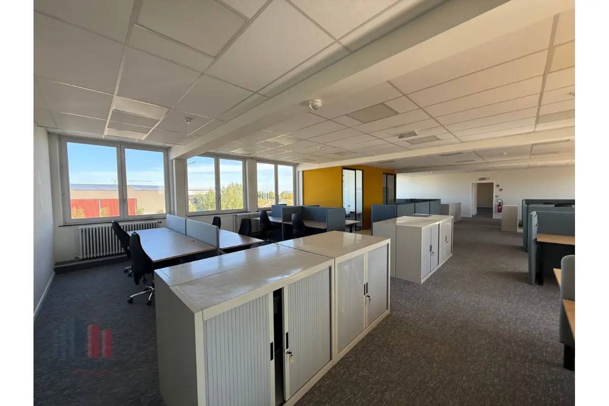 Commerce à louer à Saint-Nicolas 9100 13333.00€  chambres 2000.00m² - annonce 693690