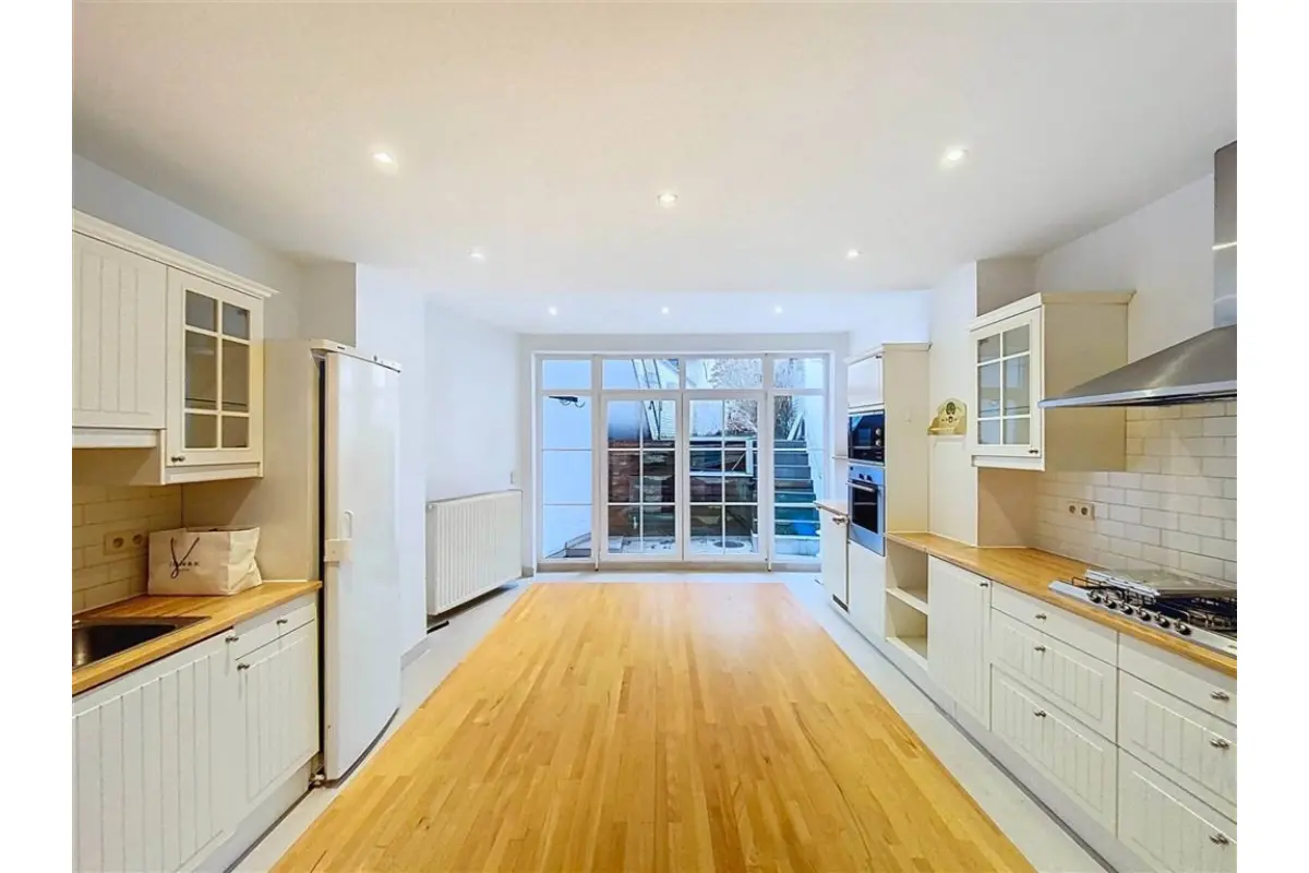 Villa te  huur in Ukkel 1180 3000.00€ 4 slaapkamers 250.00m² - Zoekertje 697345