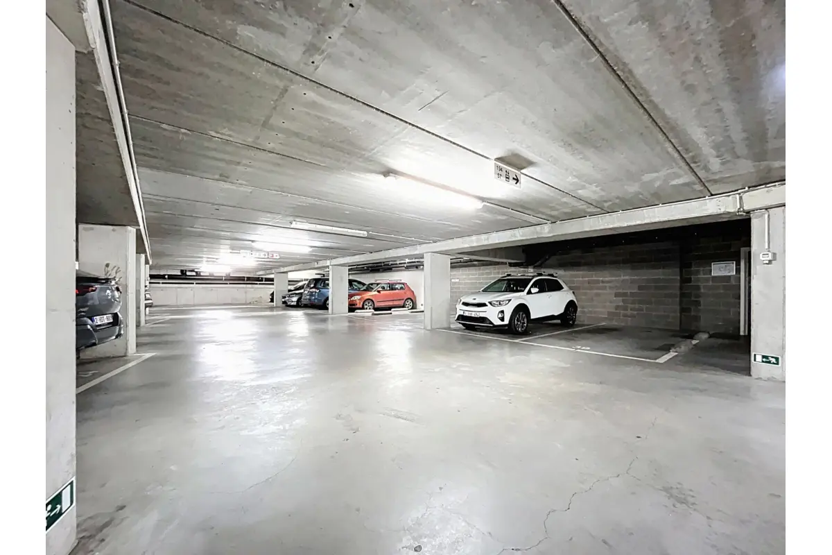 Parking & garage te  koop in Sint-Jans-Molenbeek 1080 25000.00€  slaapkamers m² - Zoekertje 698816