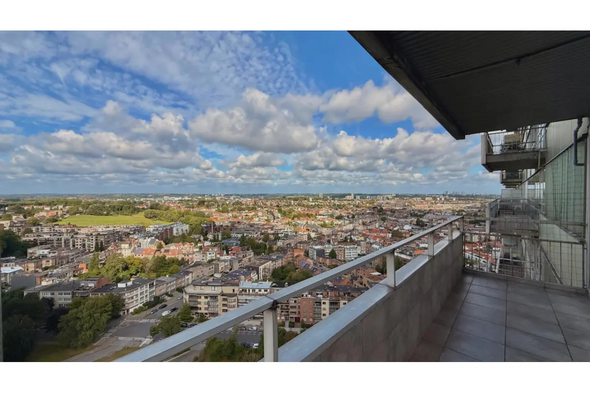 Appartement te  koop in Sint-Jans-Molenbeek 1080 270000.00€ 5 slaapkamers 142.00m² - Zoekertje 701306
