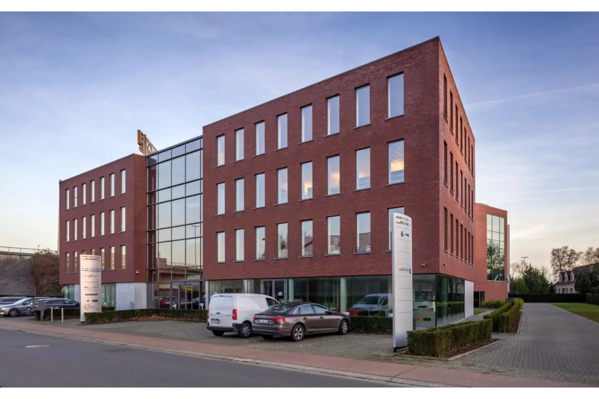 Commerce à louer à Zele 9240 3250.00€  chambres 375.00m² - annonce 700348