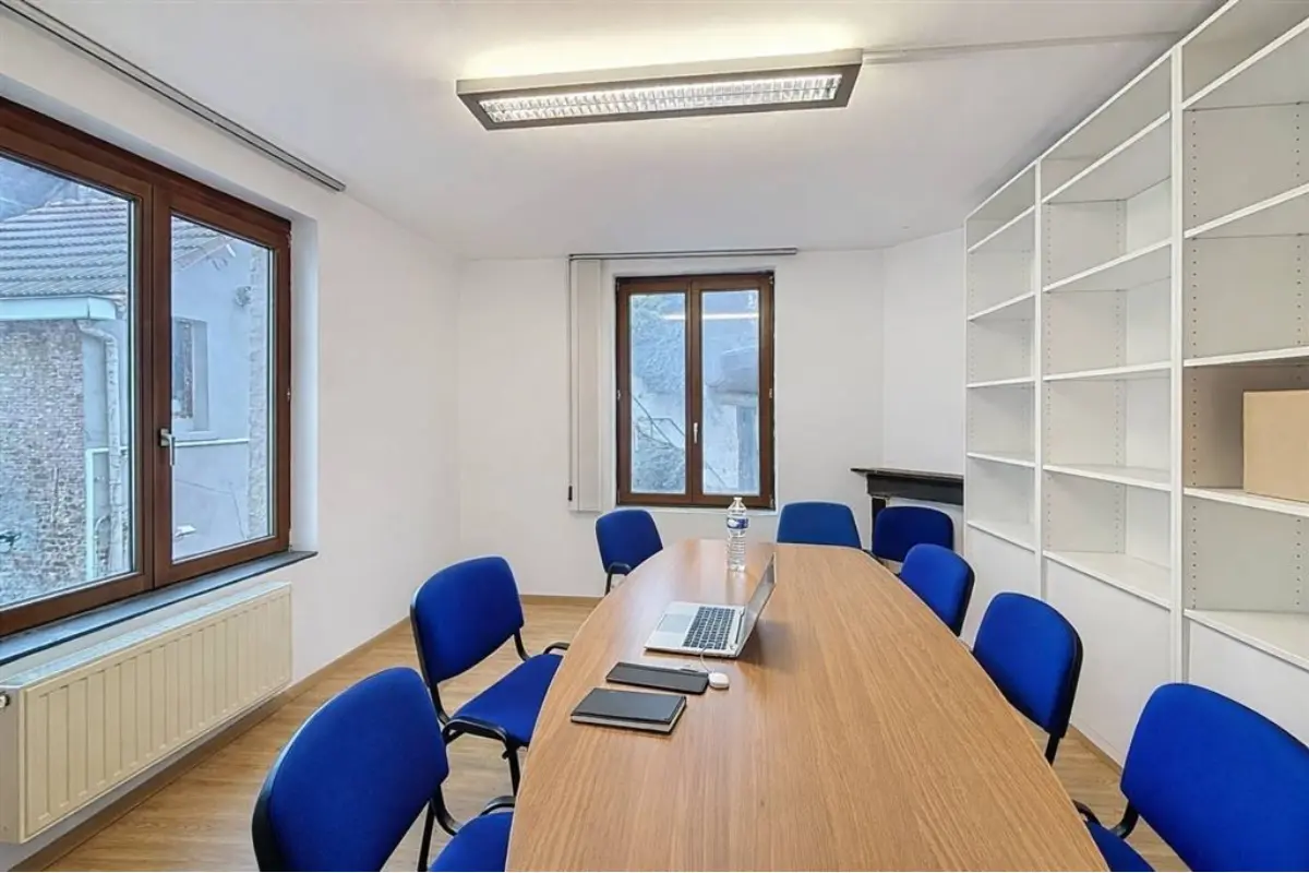 Handelszaak te  huur in Elsene 1050 2350.00€  slaapkamers m² - Zoekertje 701150