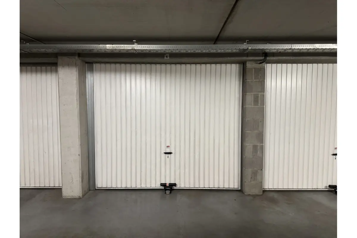 Parking & garage te  koop in Sint-Jans-Molenbeek 1080 34000.00€  slaapkamers m² - Zoekertje 702645