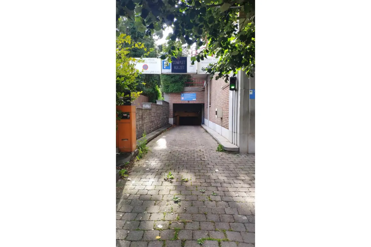 Parking te  koop in Ukkel 1180 23000.00€  slaapkamers m² - Zoekertje 703214