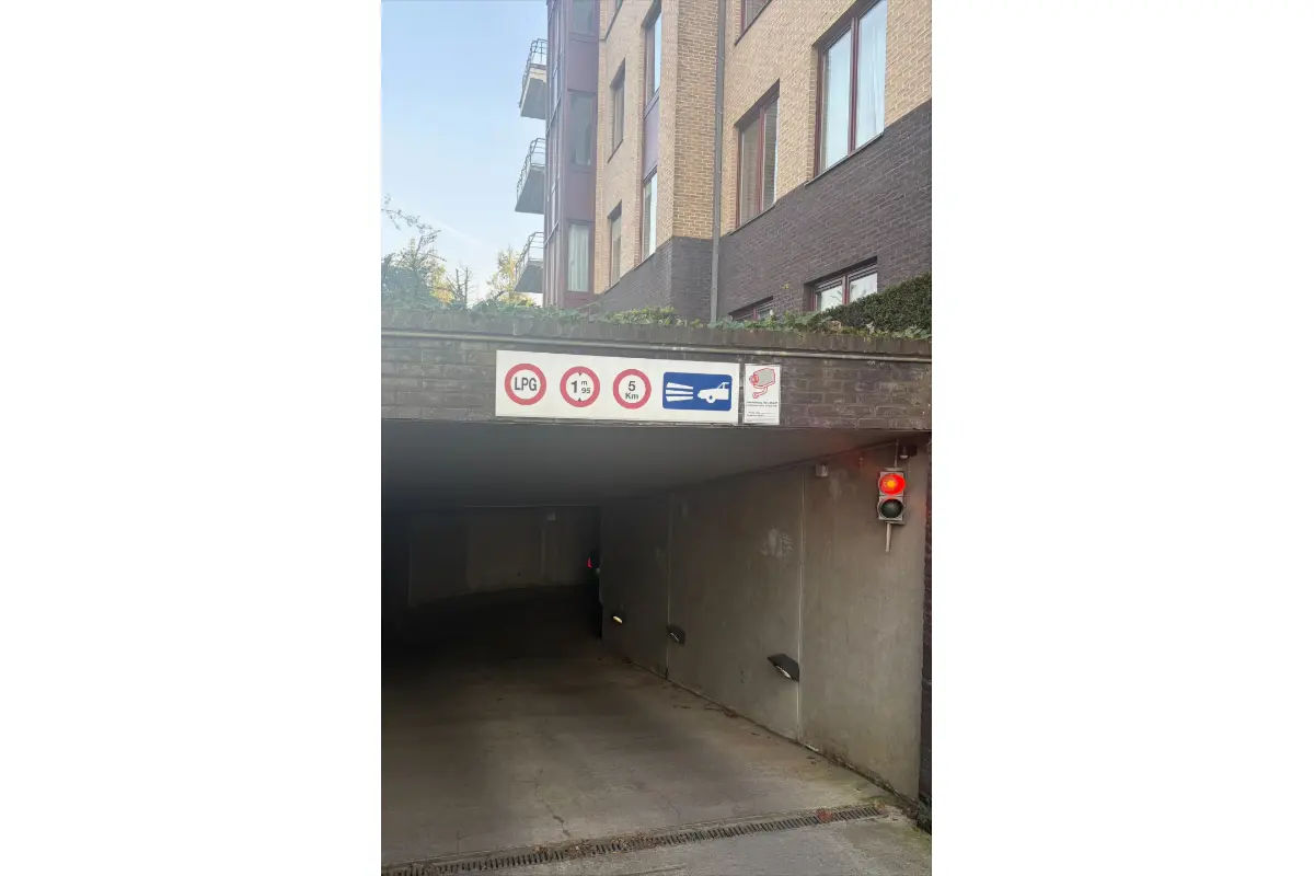 Parking te  huur in Sint-Lambrechts-Woluwe 1200 100.00€  slaapkamers m² - Zoekertje 719547