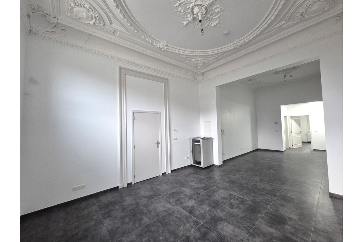 Handelszaak te  huur in Charleroi 6000 1250.00€  slaapkamers 110.00m² - Zoekertje 740538