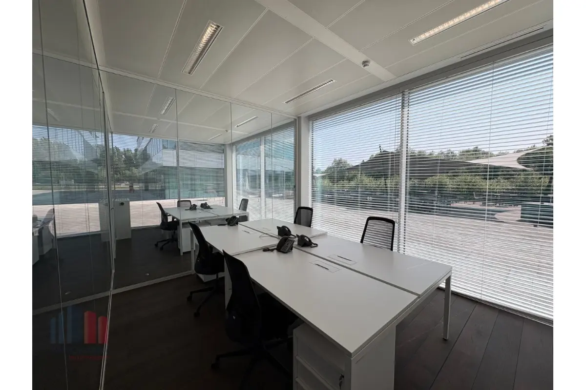 Handelszaak te  huur in Zwijnaarde 9052 16688.00€  slaapkamers 646.00m² - Zoekertje 740828