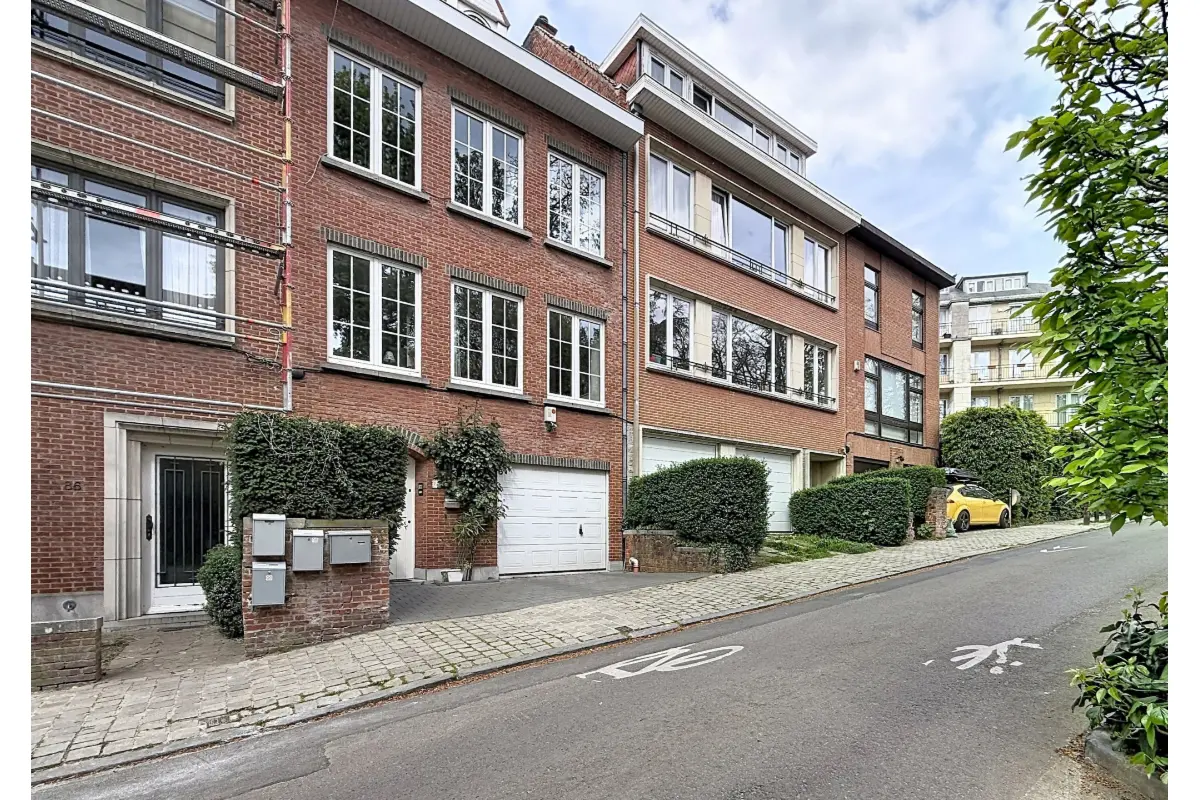 Huis te  huur in Ukkel 1180 3000.00€ 5 slaapkamers 208.00m² - Zoekertje 741124
