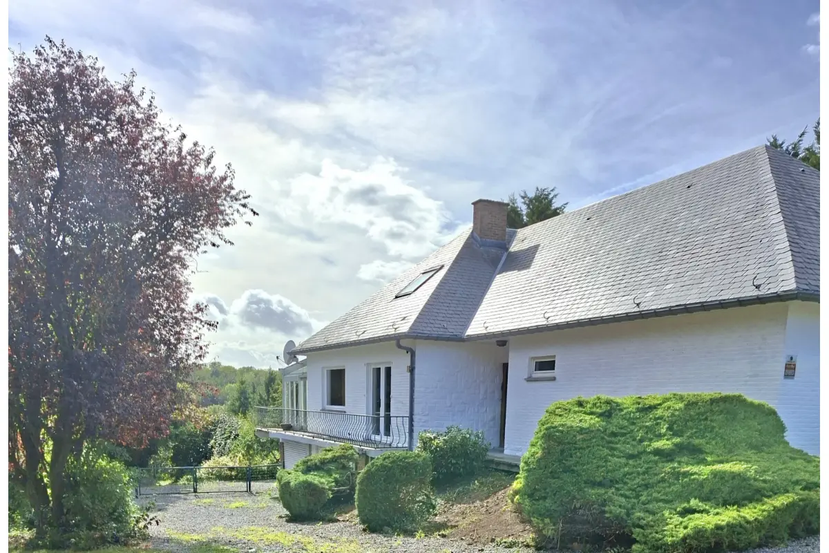 Villa te  koop in Berzée 5651 495000.00€ 4 slaapkamers 240.00m² - Zoekertje 743034