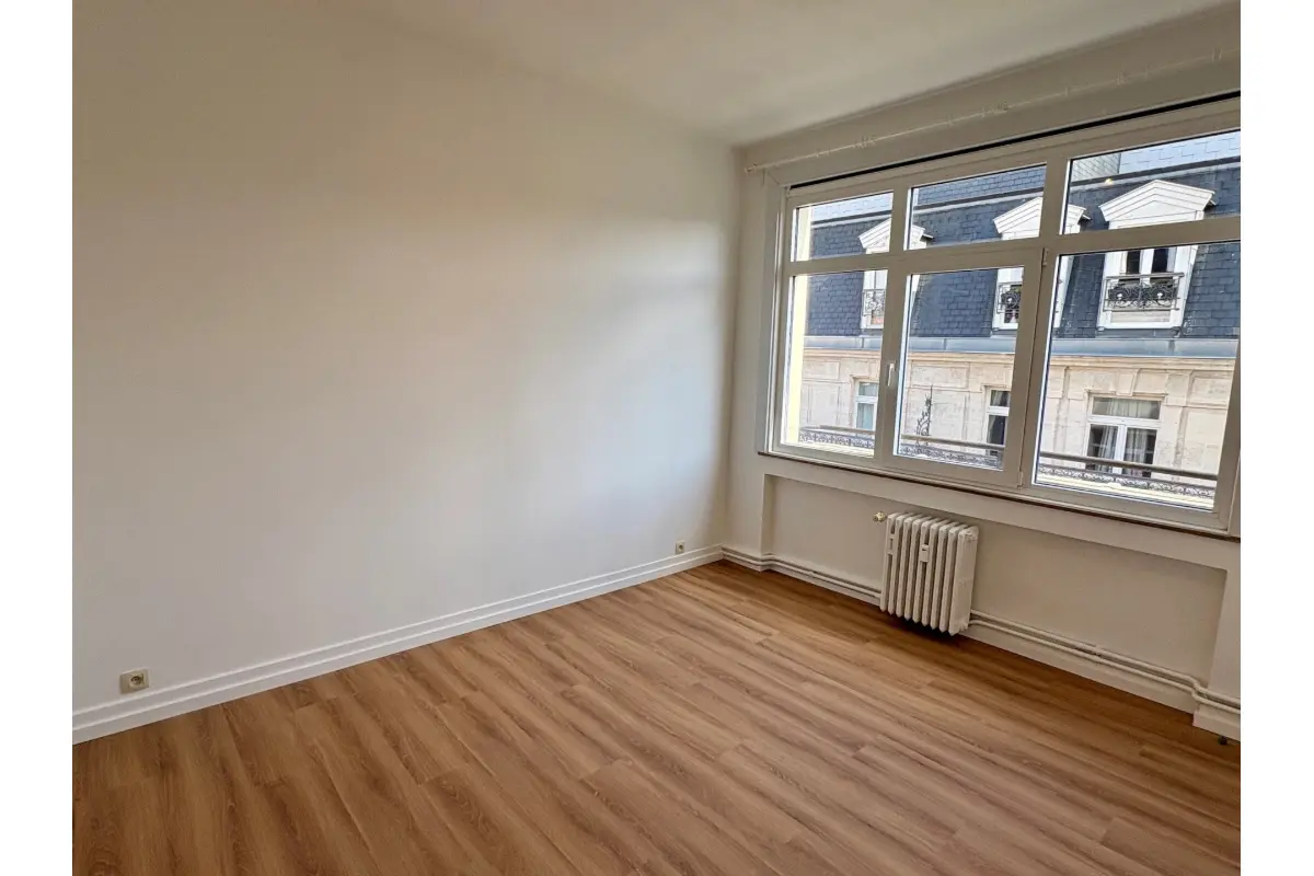 Appartement te  huur in Brussel 1000 0.00€ 1 slaapkamers 50.00m² - Zoekertje 743911