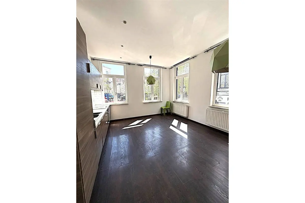 Appartement te  koop in Brussel 1000 275000.00€ 1 slaapkamers 60.00m² - Zoekertje 748811