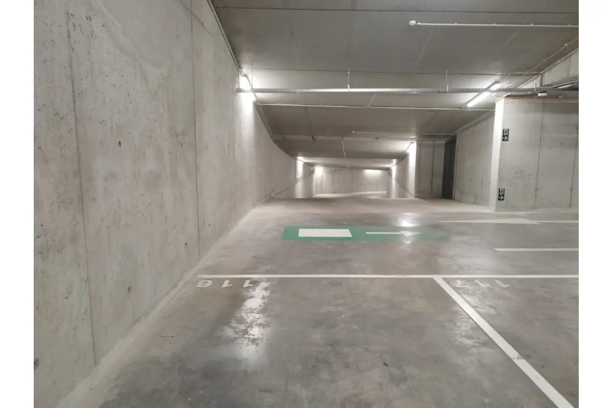 Parking te  in Sint-Jans-Molenbeek 1080 150.00€  slaapkamers m² - Zoekertje 749282