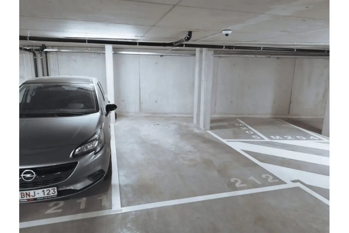 Parking te  in Sint-Jans-Molenbeek 1080 150.00€  slaapkamers m² - Zoekertje 749281