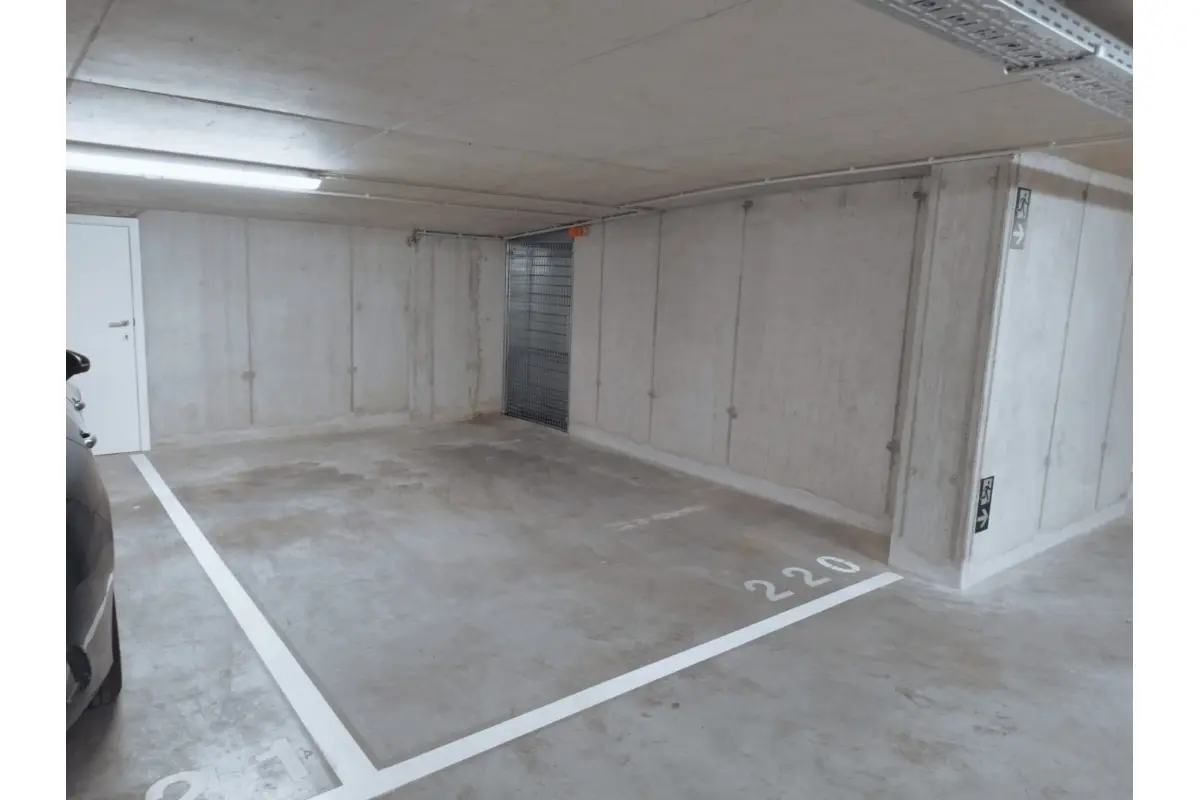 Parking te  in Sint-Jans-Molenbeek 1080 150.00€  slaapkamers m² - Zoekertje 749280