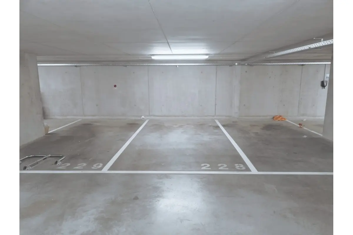 Parking te  in Sint-Jans-Molenbeek 1080 150.00€  slaapkamers m² - Zoekertje 749279