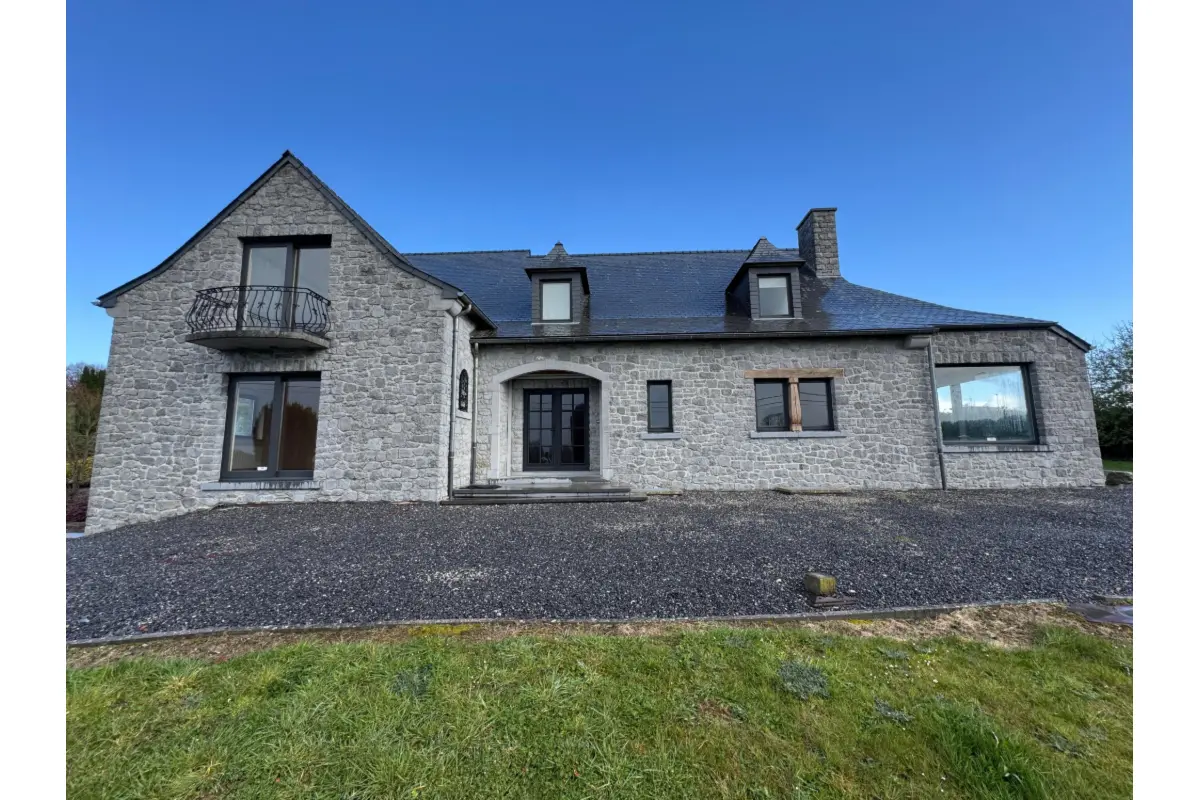 Villa te  koop in Onhaye 5520 499000.00€ 4 slaapkamers 330.00m² - Zoekertje 753238