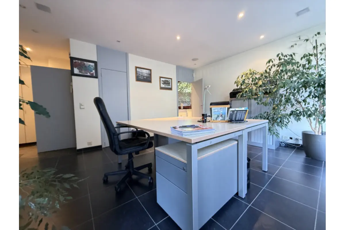 Handelszaak te  koop in Ukkel 1180 325000.00€  slaapkamers 100.00m² - Zoekertje 760563