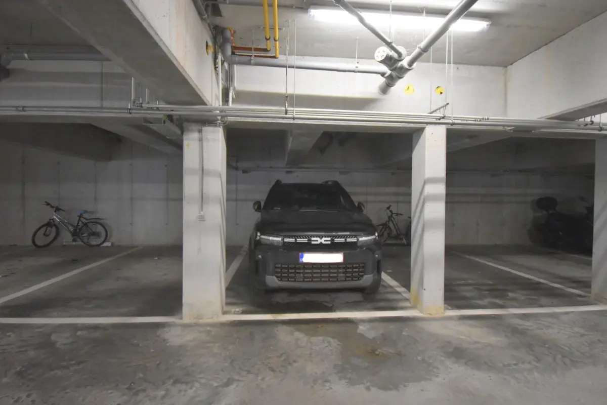 Parking & garage te  koop in Sint-Pieters-Leeuw 1600 20420.00€  slaapkamers m² - Zoekertje 767129