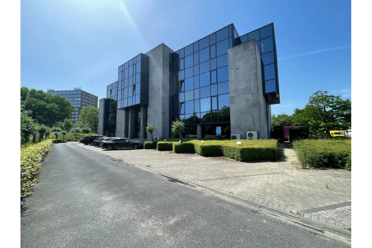 Commerce à louer à Zwijnaarde 9052 3382.00€  chambres 369.00m² - annonce 772467