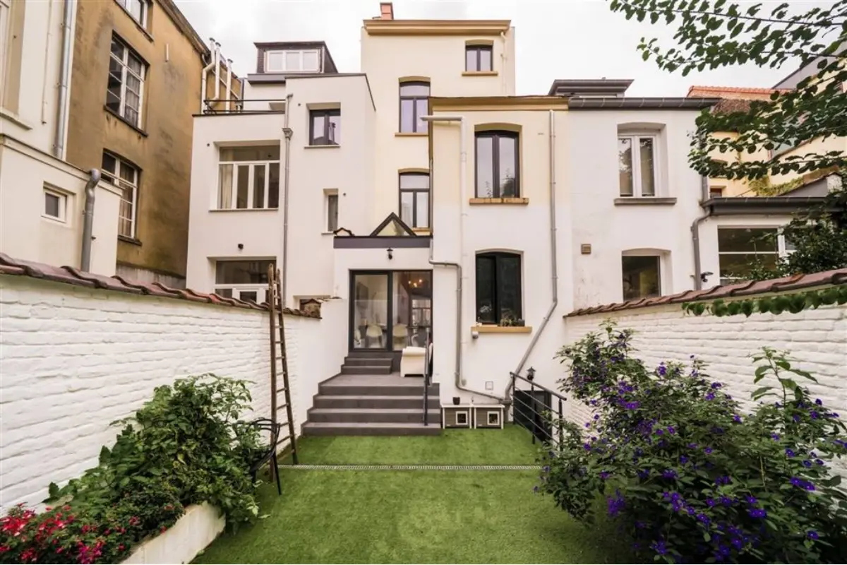 Huis te  koop in Brussel 1000 1125000.00€ 6 slaapkamers 321.00m² - Zoekertje 777800
