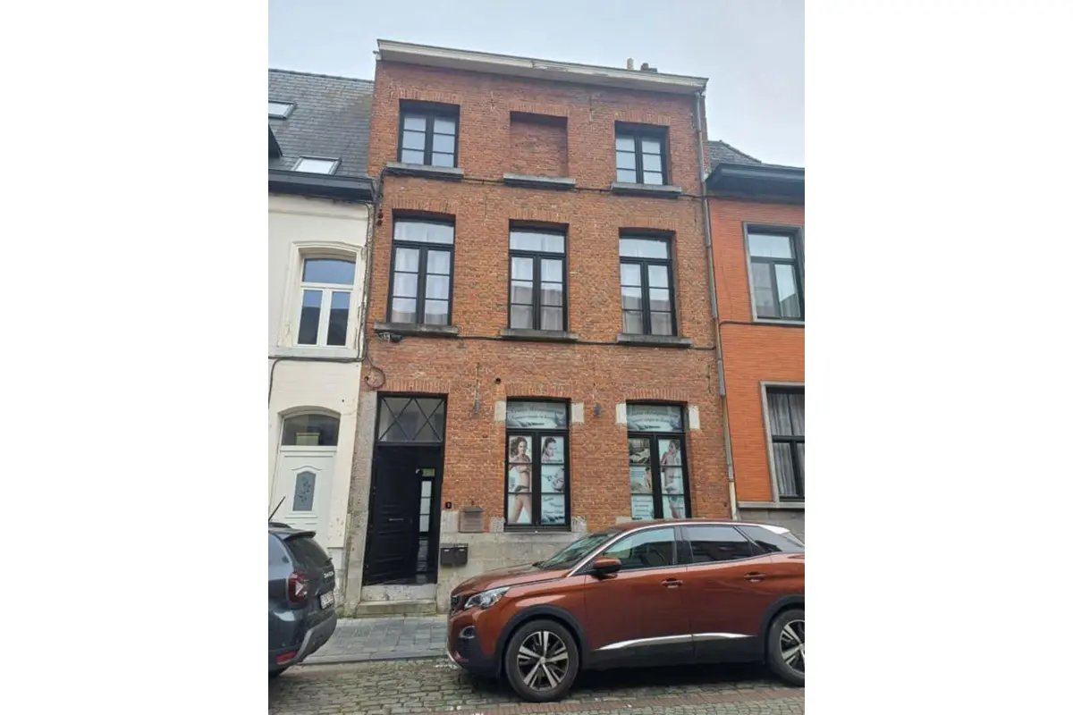 Appartementsgebouw te  koop in Aat 7800 385000.00€ 6 slaapkamers m² - Zoekertje 794187