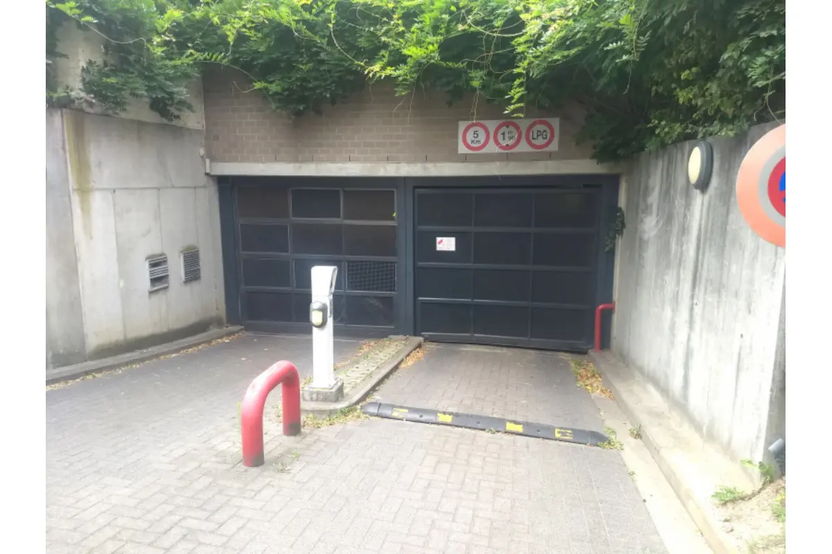 Parking & garage te  huur in Sint-Agatha-Berchem 1082 5.00€  slaapkamers m² - Zoekertje 793432