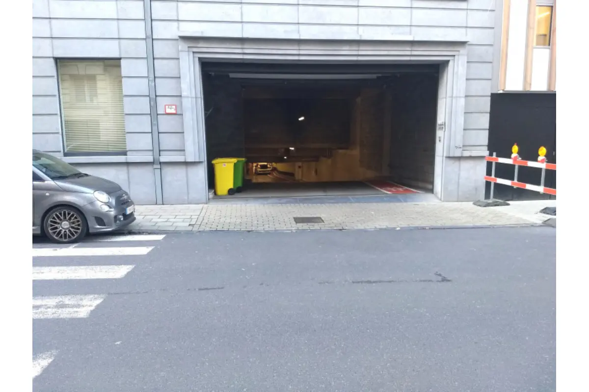Parking & garage te  huur in Brussel 1000 120.00€  slaapkamers m² - Zoekertje 793286