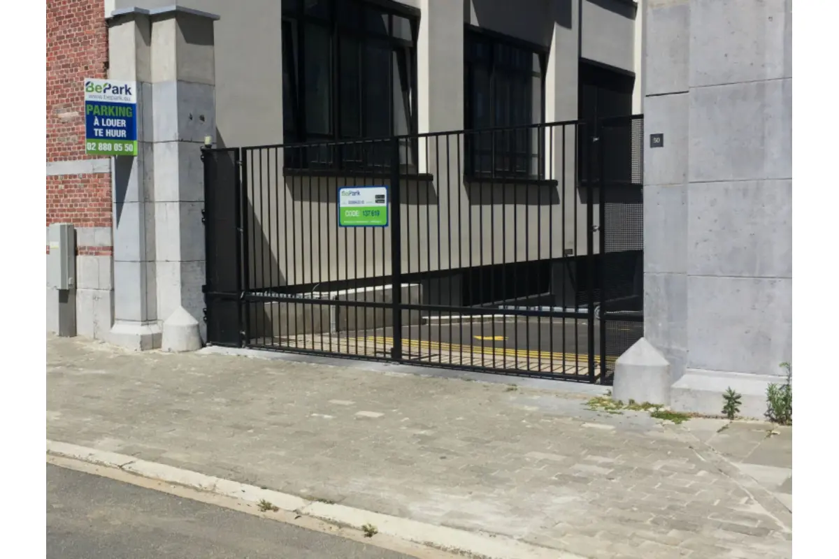 Parking & garage te  huur in Sint-Jans-Molenbeek 1080 5.00€  slaapkamers m² - Zoekertje 793360