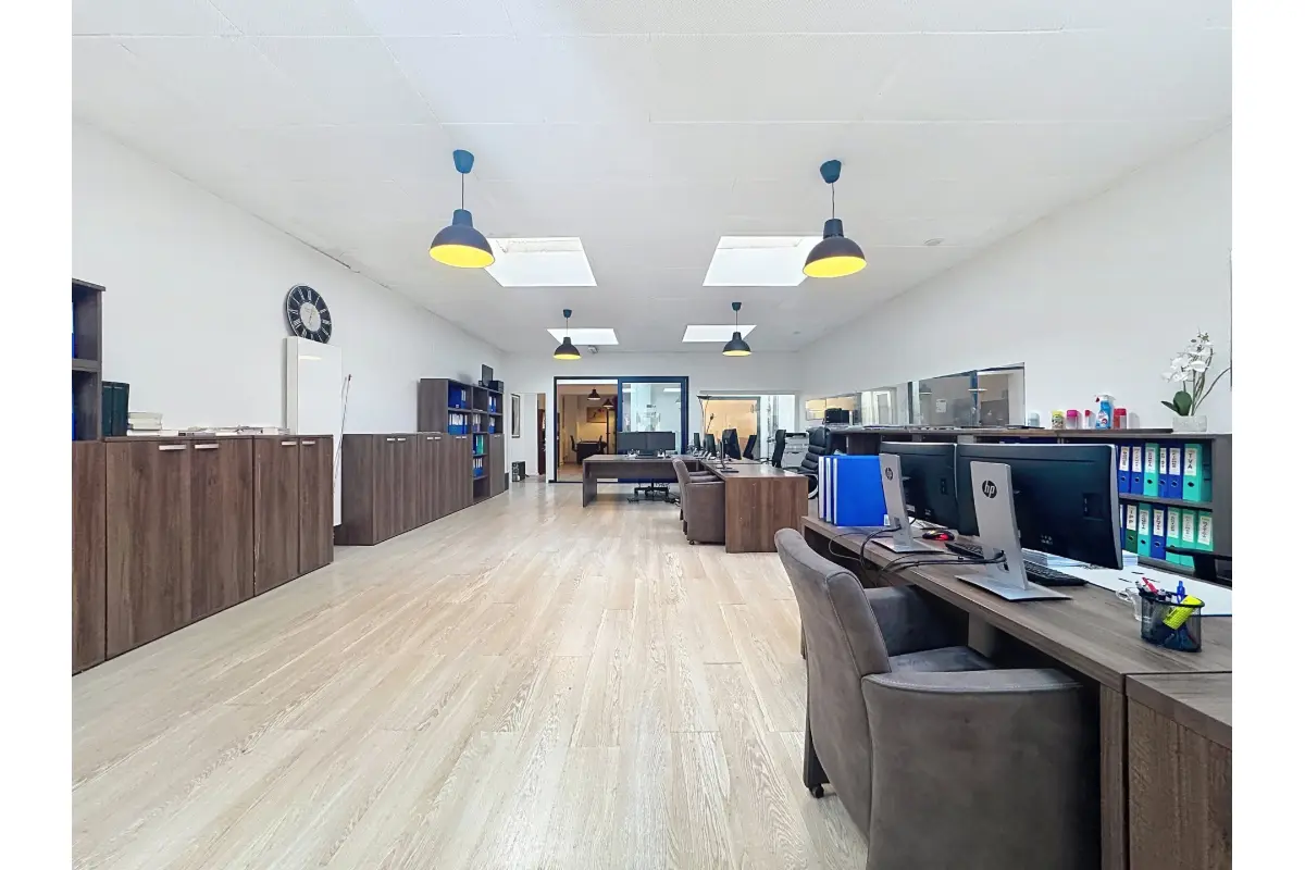 Handelszaak te  in Sint-Gillis 1060 670000.00€  slaapkamers 335.00m² - Zoekertje 830266