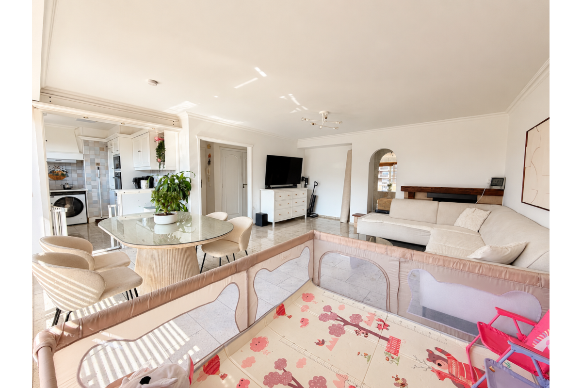 Appartement te  koop in Sint-Jans-Molenbeek 1080 234000.00€ 2 slaapkamers 93.00m² - Zoekertje 827274