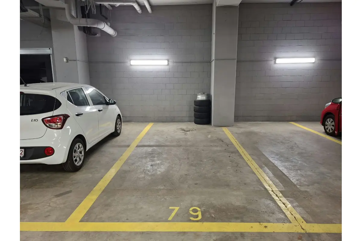 Parking & garage te  koop in Evere 1140 25000.00€  slaapkamers m² - Zoekertje 829975