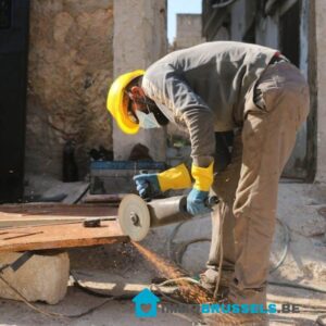 Malfaçons, chantiers abandonnés, devis truqués : en 2026, les arnaques dans le bâtiment n'ont pas disparu. Chaque année, des milliers de particuliers perdent temps et argent à cause d'un mauvais choix d'artisan. Un seul prestataire incompétent peut transformer une rénovation à 15 000 € en gouffre financier deux fois plus coûteux.