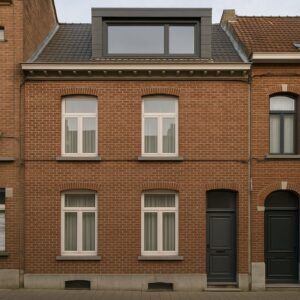 Façade d'une maison de rangée bruxelloise surmontée d'une lucarne ajoutée dans la toiture